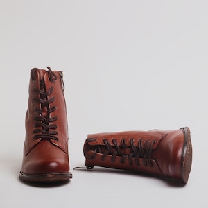 Men&#39;s Brown Leather Ankle Boots: Vintage Lace-Up Combat Style