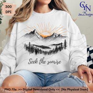 Könnte beinhalten: Weißes Sweatshirt mit einem Berg- und Sonnenaufgangs-Design und dem Text "Seek the sunrise". Das Design zeigt Berge, Bäume und eine Sonne mit orangefarbenen Strahlen. Der Text "PNG File >> Digital Download Only << [No Physical Item]" ist ebenfalls enthalten.