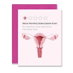 Könnte beinhalten: Rosa Grußkarte mit magentafarbenem Umschlag. Die Karte zeigt eine stilisierte Abbildung einer Gebärmutter und den Text "Worst Monthly Subscription Ever!" mit einer Ein-Sterne-Bewertung. Die Nachricht lautet weiter: "You deserve a 5 star experience. Feel better soon."