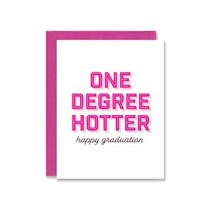 Grappige afstudeerkaart voor haar | Eén graad heter | Roze afstudeerkaart voor middelbare school of universiteit | Afstudeerkaart voor vrienden, dochter, nichtje