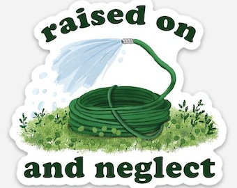 Puede incluir: Una pegatina con una manguera verde enrollada sobre hierba, con agua saliendo de la boquilla. El texto "raised on and neglect" está escrito en verde oscuro encima y debajo de la manguera.