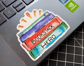 Bookstack Hero Sticker / Book Lover Sticker / Book Sticker - Adesivo Kiss Cut disegnato a mano - 3 x 2,75 - Resistente / resistente alle intemperie