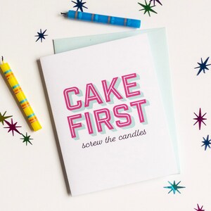 Tarjeta de cumpleaños alegre y divertida de edad positiva - Feliz cumpleaños brillante - Tarjeta de cumpleaños para amante de los pasteles - Postre primero - Celebración de cumpleaños