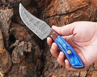 Handgefertigte Damast Stahl Jagdmesser mit Blue Pakka Holz Griff & Lederscheide | Camping Messer | Geschenk für Ihn