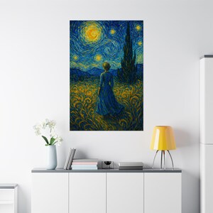 Frau im Van Gogh Stil - Gebogener Mond - Sternenhimmel - Posterdruck - Van Gogh Kunst - Mattes vertikales Poster Wandkunst für Zuhause & Büro