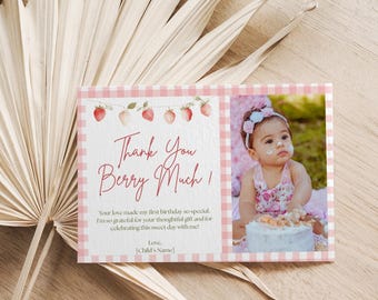 Può includere: Biglietto di ringraziamento a quadretti rosa e bianchi con la scritta "Thank You Berry Much!". Presenta una foto di un bambino e un design a ghirlanda di fragole. Spazio per il nome del bambino.