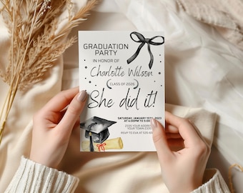 Op de afbeelding: Een uitnodiging voor een afstudeerfeest met de tekst "GRADUATION PARTY" en "She did it!" in zwart schrift. De uitnodiging bevat een aquarel illustratie van een afstudeerhoed, diploma en strik.