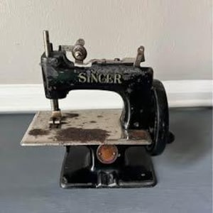 Vintage 1930-1950 SINGER Sewhandy Child&#39;s Mini Sewing Machine Model 20