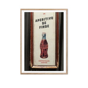 Stampa fotografica, carta fine art Giclée. Foto di un poster vintage di una bottiglia di Coca Cola in Spagna