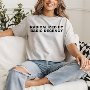 Shirt sociale rechtvaardigheid activist, cadeau voor socialist, liberaal accessoire, basis fatsoen, democratie cadeau, socialist geradicaliseerd door basis fatsoen
