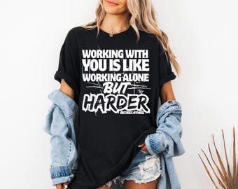 Arbeiten mit Ihnen ist wie allein arbeiten, aber härter T-Shirt, lustiges Arbeit Shirt, sarkastisches Büro Tee, Geschenk für Mitarbeiter, Unisex Humor T-Shirt