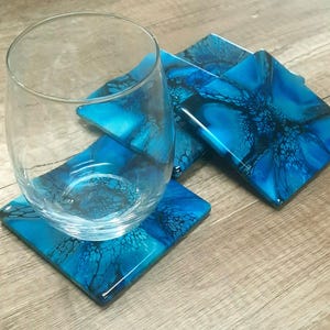 Acrylic Poured Coaster: Fluid Art Drink Coaster with Cork Base