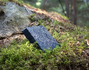 Cartas del Oráculo de Glowwood: una baraja de ecología forestal inspirada en la naturaleza para la adivinación, la conversación y el juego.