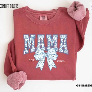 Elevate your style with this Custom Comfort Colors Mama Est Sweatshirt, a perfect blend of comfort and elegance. Designed with a Chinoiserie Blue Toile De Jouy pattern, this Coquette Bow Sweatshirt brings a timeless and feminine touch to any outfit. Whether you're looking for a girly aesthetic crewneck or a unique Mother's Day Gift, this Comfort Colors 1566 sweatshirt is a stylish and meaningful choice for moms.
Featuring a blue ribbon sweater design, this ribbon sweatshirt is inspired