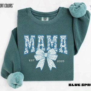 Elevate your style with this Custom Comfort Colors Mama Est Sweatshirt, a perfect blend of comfort and elegance. Designed with a Chinoiserie Blue Toile De Jouy pattern, this Coquette Bow Sweatshirt brings a timeless and feminine touch to any outfit. Whether you're looking for a girly aesthetic crewneck or a unique Mother's Day Gift, this Comfort Colors 1566 sweatshirt is a stylish and meaningful choice for moms.
Featuring a blue ribbon sweater design, this ribbon sweatshirt is inspired