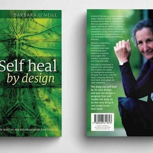 以下が含まれることがあります： 「Self heal by design」というタイトルと著者名「Barbara O'Neill」が書かれた緑と黄色の本の表紙。「The role of micro-organisms for health」という副題が書かれている。裏表紙には、著者であるBarbara O'Neillの写真と本の説明が掲載されている。