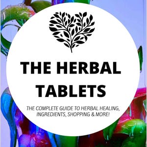 Puede incluir: Un círculo blanco con un diseño de hoja en forma de corazón negro y el texto "THE HERBAL TABLETS" en negro. Debajo del texto se encuentra la frase "THE COMPLETE GUIDE TO HERBAL HEALING, INGREDIENTS, SHOPPING & MORE!" en negro. El texto "This stuff saved my life... You wont find it anywhere else..." está en negro y aparece en la parte inferior de la imagen. El fondo es un diseño abstracto colorido de verde, azul y rojo.