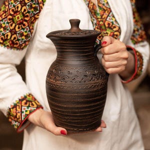 Handgemaakte kleikan 2,5 l met handvat en deksel | Traditionele gesneden keramische kan met deksel | Aardewerk water- en drankkan