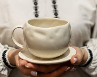 Ręcznie robiony biały ceramiczny kubek 450 ml ze spodkiem | Unikatowy zestaw filiżanek i spodków z ceramiki | Kamionkowa filiżanka do herbaty i kawy