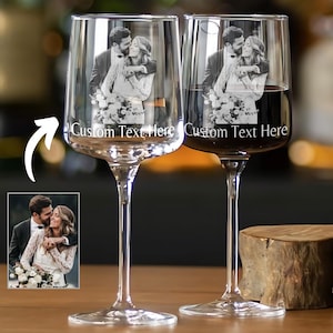 Könnte beinhalten: Zwei klare Weingläser aus Glas mit einem personalisierten Foto eines Paares, das auf die Vorderseite geätzt ist. Die Gläser stehen auf einer Holzoberfläche. "Custom Text Here" steht auf der Unterseite jedes Glases.