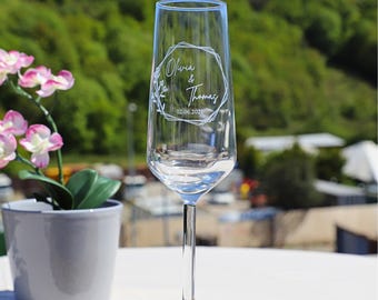Personalized Champagne Flutes, Mr and Mrs Champagne Glasses, Wedding Gifts, Engraved Wedding Toasting Glasses, Bride and Groom, Custom Flute