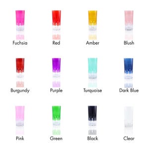 Puede incluir: Una colecci&oacute;n de doce vasos altos y coloridos. Los vasos son de varios colores, incluyendo fucsia, rojo, &aacute;mbar, rubor, burdeos, morado, turquesa, azul oscuro, rosa, verde, negro y transparente. Cada vaso tiene una base decorativa y texturizada.