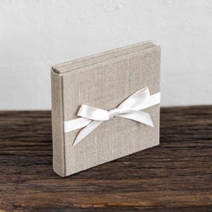 Scatola USB con nastro e chiusura magnetica - Porta USB - Confezione per chiavette USB - Confezione per fotografia di matrimonio - Rivestimento in tessuto - Nastro di raso