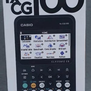 Può includere: Una calcolatrice grafica a colori Casio fx-CG100 ClassWiz nella sua confezione originale bianca. Il dispositivo presenta un display a colori ad alta risoluzione con un menu di icone che include Calculate, Statistics e Python, e un tastierino numerico completo.