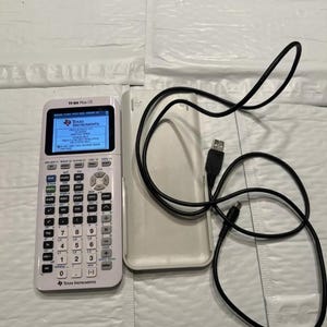 Texas Instruments TI-84 Plus CE Weißer grafischer Taschenrechner, getestet mit Gehäusekabel