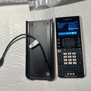以下が含まれることがあります： USBケーブルと黒いケースが付いた白黒のTI-Nspire CXグラフ電卓。電卓の画面には、計算、グラフ、新規ドキュメント、マイドキュメント、最近使用したファイル、設定のメニューオプションが表示されています。