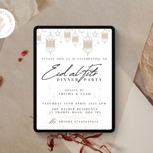 Puede incluir: Una invitaci&oacute;n digital para una cena de celebraci&oacute;n del Eid al-Fitr. La invitaci&oacute;n presenta un fondo blanco con caligraf&iacute;a dorada e ilustraciones de linternas y estrellas. El texto dice "Por favor, &uacute;nase a nosotros para celebrar una cena de Eid al-Fitr, Organizado por Arisha & Saad, S&aacute;bado 18 de abril de 2025 a las 6 p. m., The Bashir Residence, 35 Thorpe Road, HQ8 9PJ, Rsvp Arisha 07665444812."