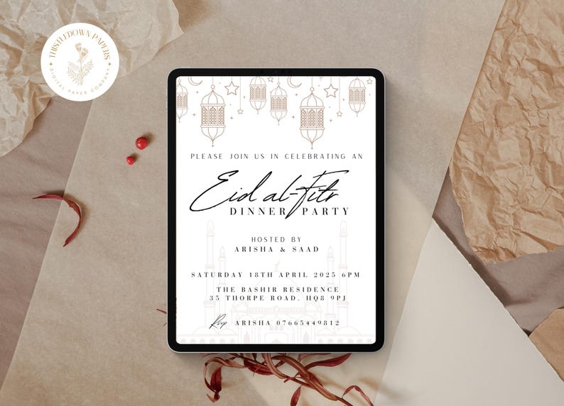Puede incluir: Una invitaci&oacute;n digital para una cena de celebraci&oacute;n del Eid al-Fitr. La invitaci&oacute;n presenta un fondo blanco con caligraf&iacute;a dorada e ilustraciones de linternas y estrellas. El texto dice "Por favor, &uacute;nase a nosotros para celebrar una cena de Eid al-Fitr, Organizado por Arisha & Saad, S&aacute;bado 18 de abril de 2025 a las 6 p. m., The Bashir Residence, 35 Thorpe Road, HQ8 9PJ, Rsvp Arisha 07665444812."