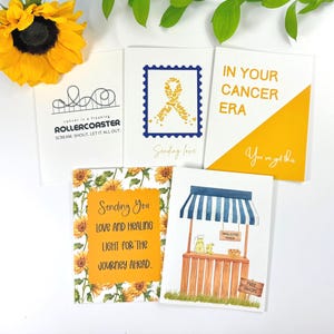 Puede incluir: Una colección de tarjetas de felicitación con varios diseños y mensajes. Una tarjeta presenta un gráfico de montaña rusa con texto. Otra muestra una cinta amarilla en un marco azul. Otras tarjetas tienen ilustraciones de girasoles y puestos de limonada.