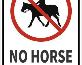 Letrero de Prohibido Montar a Caballo en Blanco Brillante con Letras Negras. Mini letreros personalizables de alta visibilidad para interiores y exteriores.