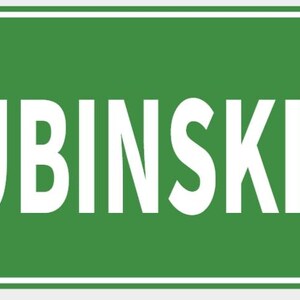 Pode incluir: Sinal de rua verde com letras brancas que dizem "LUBINSKI DR". O sinal tem uma borda branca e é montado com dois rebites. O sinal é retangular.