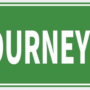 Pode incluir: Uma placa retangular verde com texto branco que diz "JOURNEY DR". A placa tem uma borda branca e é montada com dois rebites prateados. O texto está em uma fonte em negrito, sem serifa.
