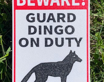 Hüten Sie sich vor Dingo im Dienst Schild Sicherheit Warnung Lustig Lebhaftes Rot Und Weiß Mit Schwarzer Beschriftung Indoor Outdoor