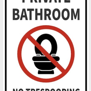 Può includere: Un cartello rettangolare con sfondo bianco e bordo nero. Il cartello recita "PRIVATE BATHROOM" sopra un cerchio rosso con un simbolo di toilette nero sbarrato. Sotto il simbolo, c'è scritto "NO TRESPOOPING".