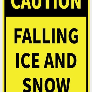 Può includere: Un cartello rettangolare giallo con testo nero che recita "CAUTION FALLING ICE AND SNOW". Il cartello ha un bordo nero ed è montato con rivetti in ogni angolo.