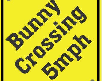 Sinalização de Travessia de Coelhos - Limite de Velocidade de 8 km/h (5 mph) - Segurança Animal - Em Amarelo Vibrante com Letras Pretas - Alta Visibilidade - Para Uso Interno e Externo - Personalizável