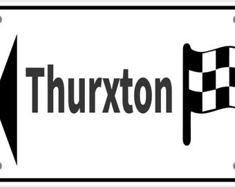 Letrero Thruxton Left Arrow Race Circuit Road Garage Man Cave de carreras rápidas, blanco vibrante con letras negras, muy visible para interiores y exteriores.