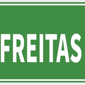 Pode incluir: Uma placa de rua retangular verde com texto branco que diz "DEFREITAS DR". A placa tem uma borda branca e é montada com dois rebites.