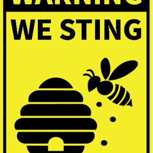Può includere: Un cartello rettangolare giallo con testo nero che recita "WARNING WE STING". Il cartello presenta un alveare nero e un'illustrazione di un'ape. Il cartello ha un bordo nero ed è montato con rivetti argentati.