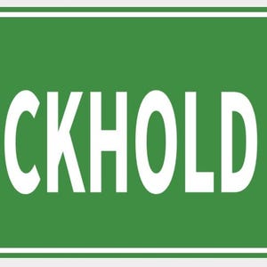 Pode incluir: Uma placa de rua verde com o texto branco "ROCKHOLD DR". A placa tem uma borda branca e é montada com dois rebites. As letras são em negrito e fáceis de ler.