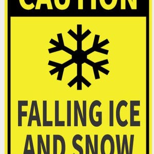 Può includere: Un cartello rettangolare giallo con testo nero e una grafica di fiocco di neve nero. Il cartello recita "ATTENZIONE" in alto, con "GHIACCIO E NEVE IN CADUTA" sotto. Il cartello ha angoli arrotondati ed è montato con rivetti.