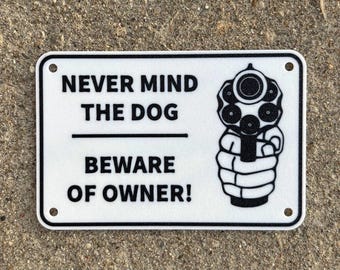 ¡No te preocupes por el perro! ¡Cuidado con el dueño! Letrero en blanco brillante con letras negras. Letreros pequeños de alta visibilidad para interiores y exteriores. Personalizable.