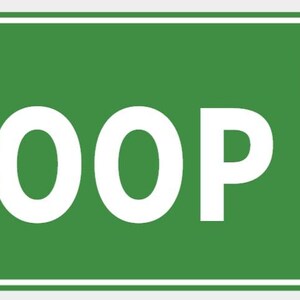 Pode incluir: Uma placa de rua retangular verde com o texto branco "COOP DR". A placa tem uma borda branca e é montada com dois rebites. A placa é provavelmente para uma rua chamada Coop Drive.