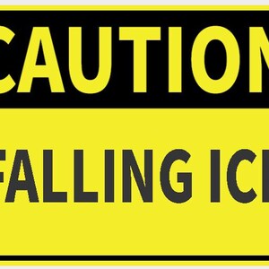Può includere: Un cartello rettangolare giallo con testo nero che recita "CAUTION" sopra "FALLING ICE". Il cartello ha un bordo nero ed è montato con quattro rivetti. Lo sfondo è grigio chiaro.