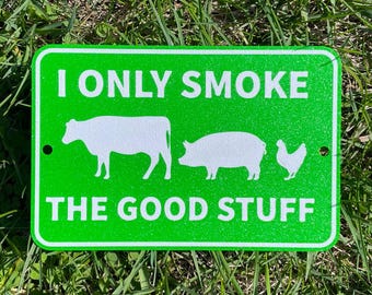 Aquí solo fumo lo bueno: barbacoa, vaca, cerdo, pollo, letrero decorativo, divertido, para garaje, verde, con letras blancas, muy visible, para interiores y exteriores.