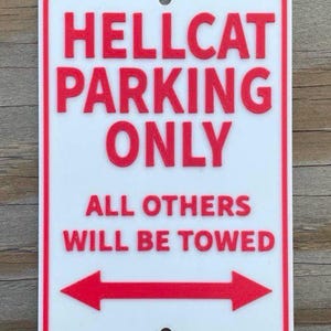 Cartello di avviso per motociclette trainate Hellcat, solo parcheggio, in bianco brillante con scritte rosse, altamente visibile, per interni ed esterni, personalizzabile